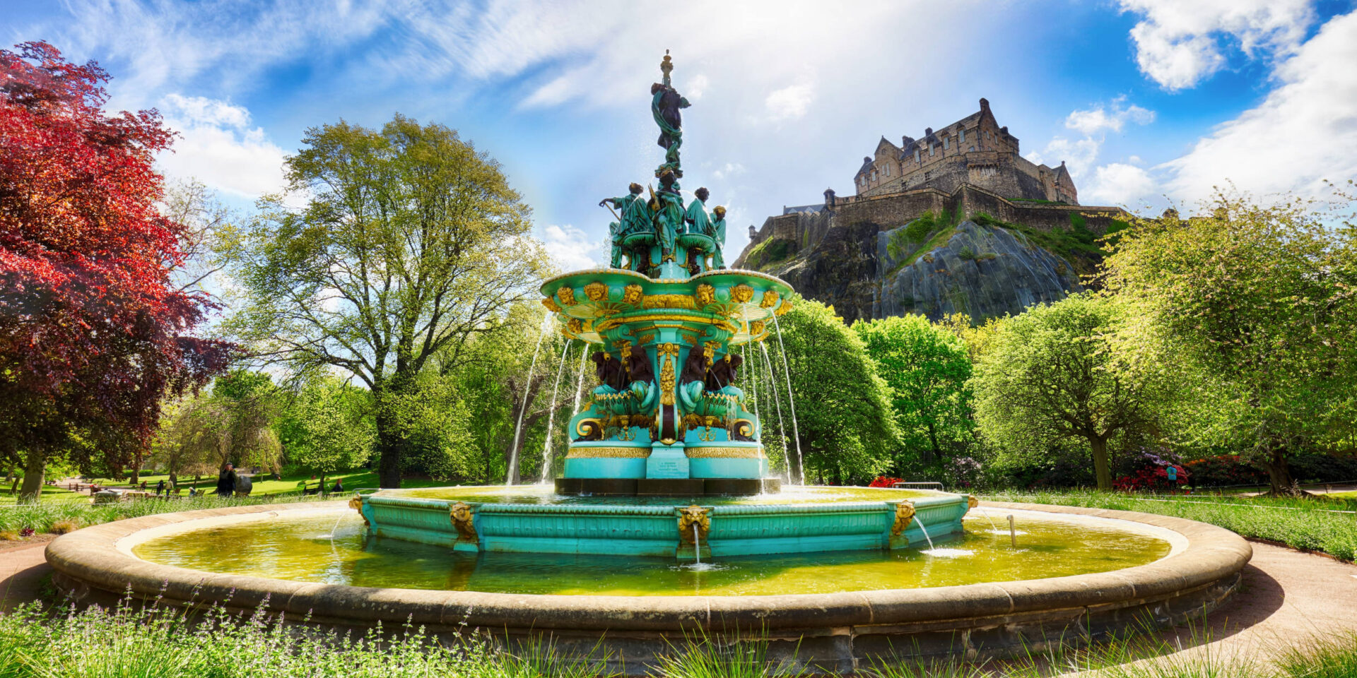 Ornate fountain with Edinburgh Castle in the background?
