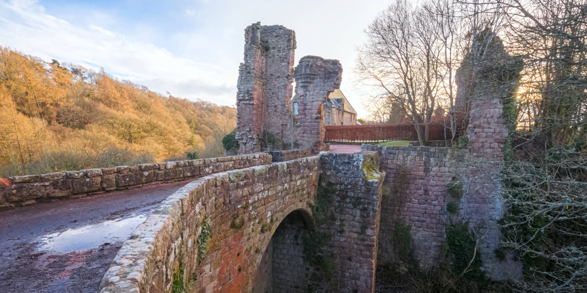 The ruins of Rosslyn Castle on a winter's day